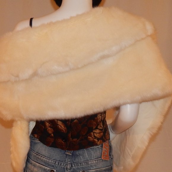 Tena Rae Custom OFF WHITE FAUX FUR COVER - Picture 4 of 8